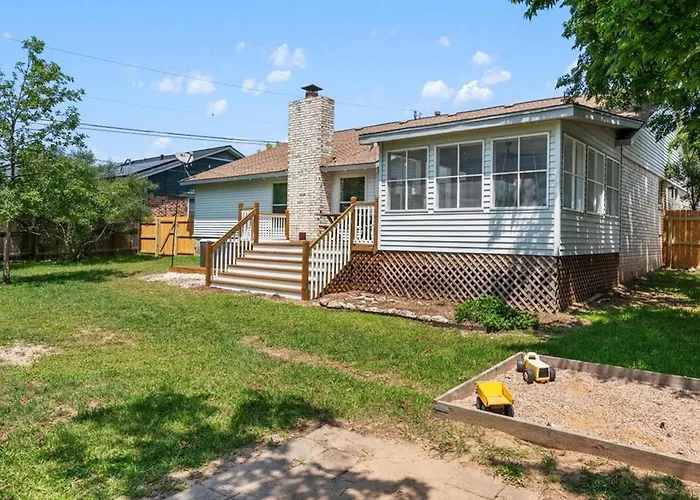 Creekview Cottage- Events, Hot Tub, Gameroom * Round Rock