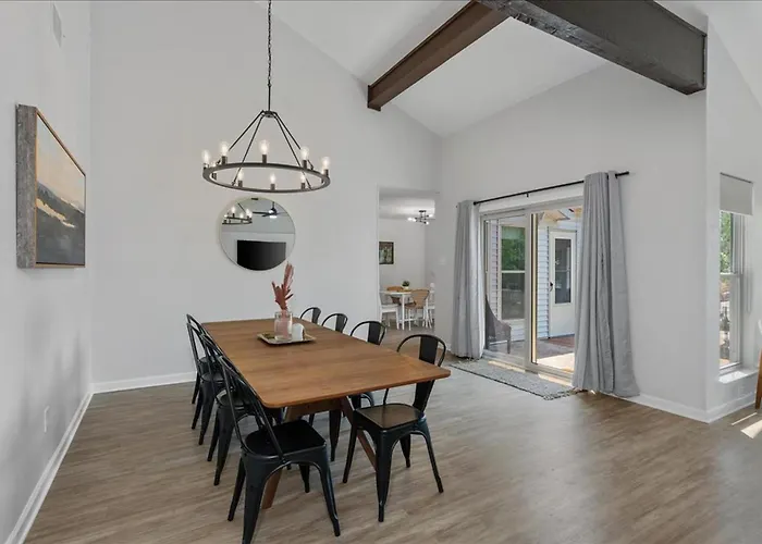 Creekview Cottage- Events, Hot Tub, Gameroom Holiday home *