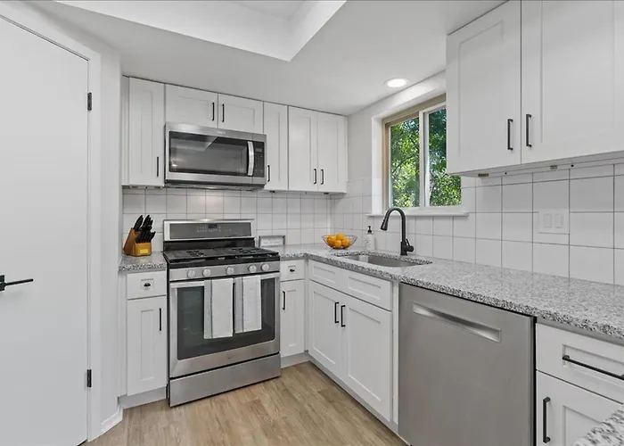 Creekview Cottage- Events, Hot Tub, Gameroom *